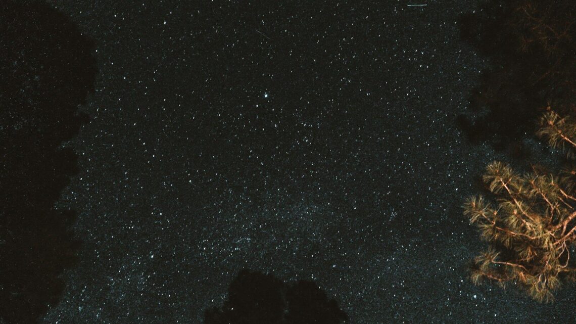 Najlepsze aplikacje i programy dla amatorów astronomii: Jak odkrywać nocne niebo z telefonem lub komputerem?