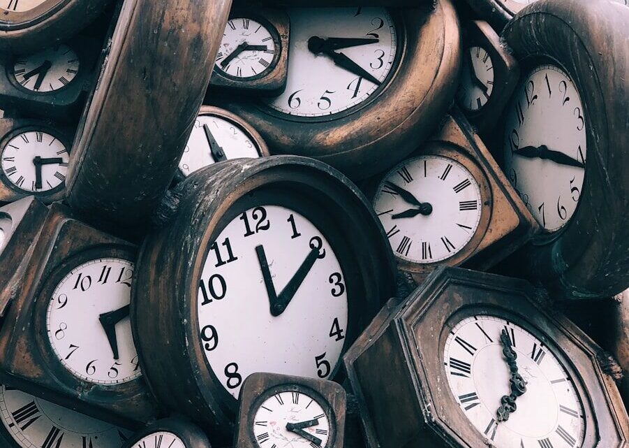 Czy czas płynie inaczej w kosmosie? Zrozum, jak teoria względności zmienia naszą perspektywę.