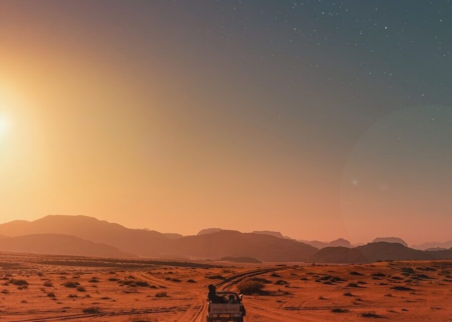 Czy można kupić działkę na Księżycu lub Marsie? Co mówi prawo kosmiczne o własności w przestrzeni?