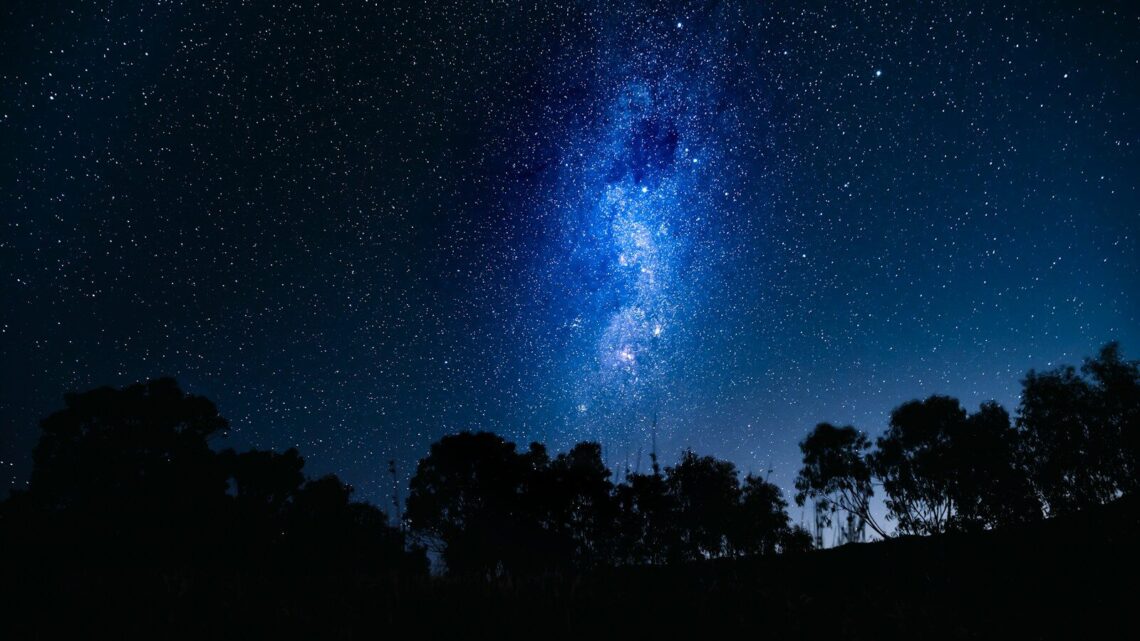 Jak przygotować się do obserwacji nocnego nieba? Podstawy dla początkujących astronomów.