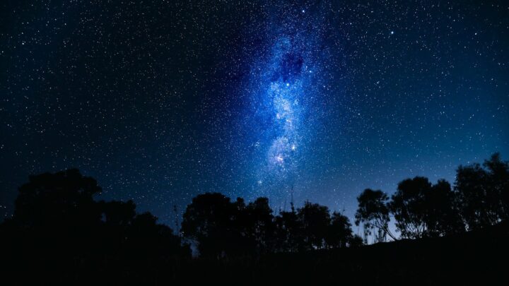 Jak przygotować się do obserwacji nocnego nieba? Podstawy dla początkujących astronomów.