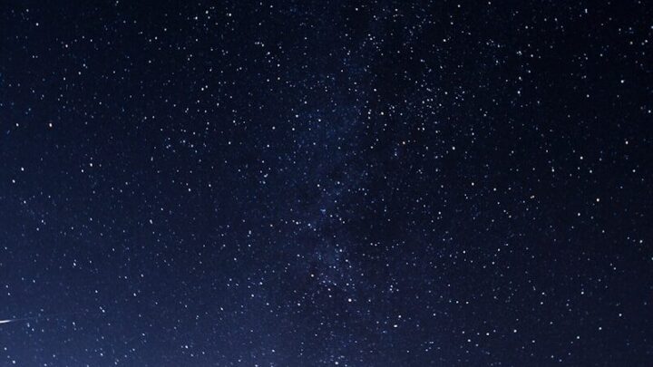 Jak rozpoznać planety na nocnym niebie? Kompletny przewodnik dla amatorów astronomii.