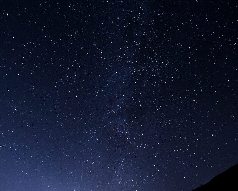 Jak rozpoznać planety na nocnym niebie? Kompletny przewodnik dla amatorów astronomii.