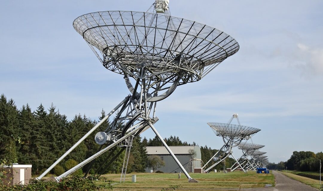 Czym są radioteleskopy i jak słuchamy Wszechświata w falach radiowych?