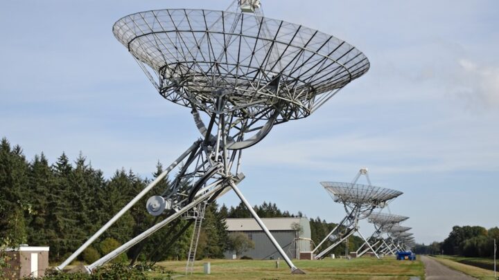 Czym są radioteleskopy i jak słuchamy Wszechświata w falach radiowych?