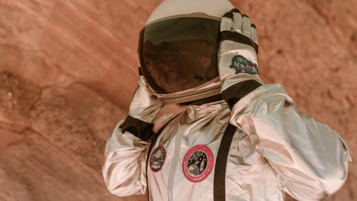 Ewolucja kombinezonów kosmicznych: Od pierwszych skafandrów po zaawansowane projekty dla misji marsjańskich.