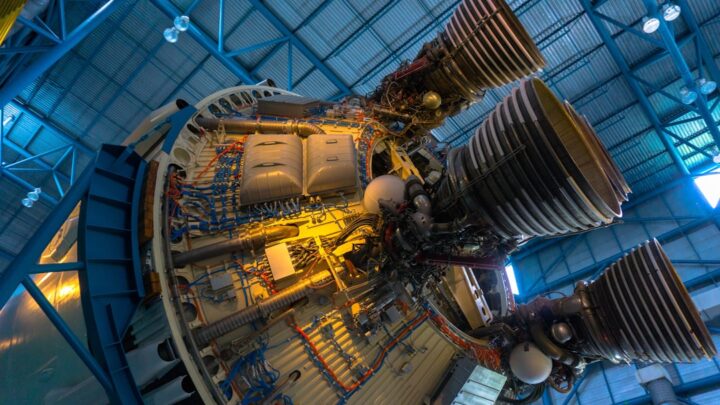 Jak działają silniki jonowe i czy zrewolucjonizują podróże kosmiczne? Przyszłość napędu statków.