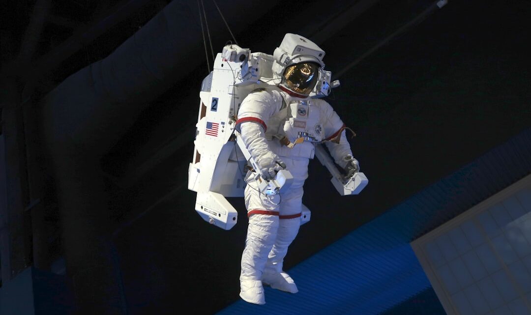 Jak przygotowują się astronauci do spacerów kosmicznych? Techniki i zagrożenia wyjść w otwartą przestrzeń.