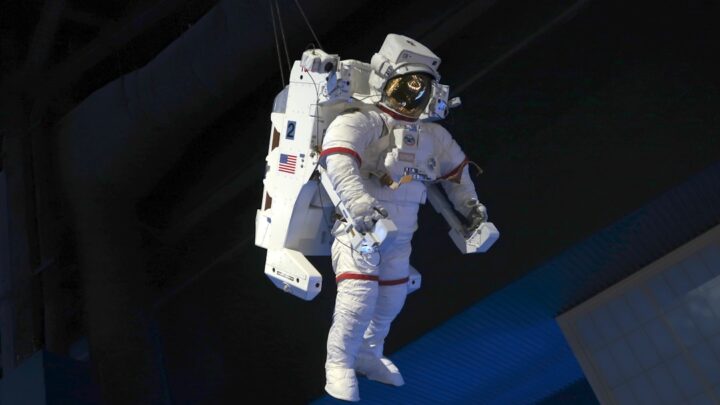 Jak przygotowują się astronauci do spacerów kosmicznych? Techniki i zagrożenia wyjść w otwartą przestrzeń.