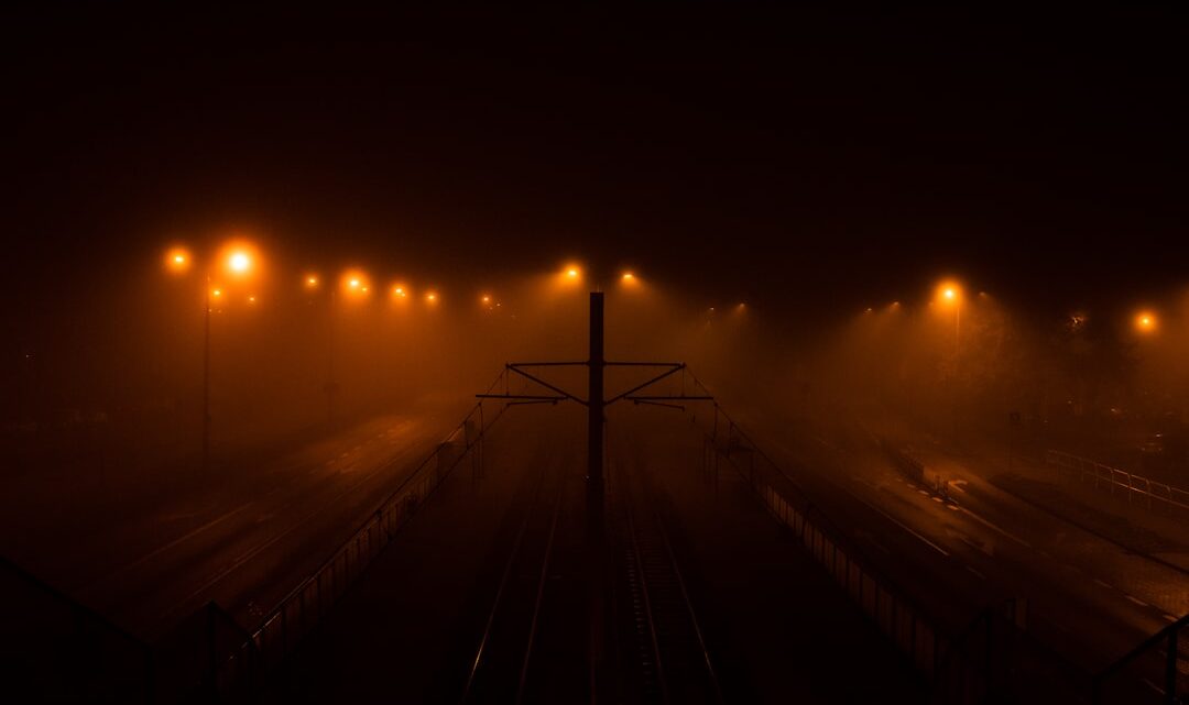 Jak uniknąć zanieczyszczenia światłem podczas obserwacji nocnego nieba w Polsce?