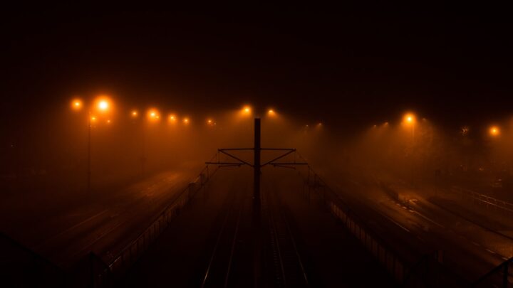 Jak uniknąć zanieczyszczenia światłem podczas obserwacji nocnego nieba w Polsce?