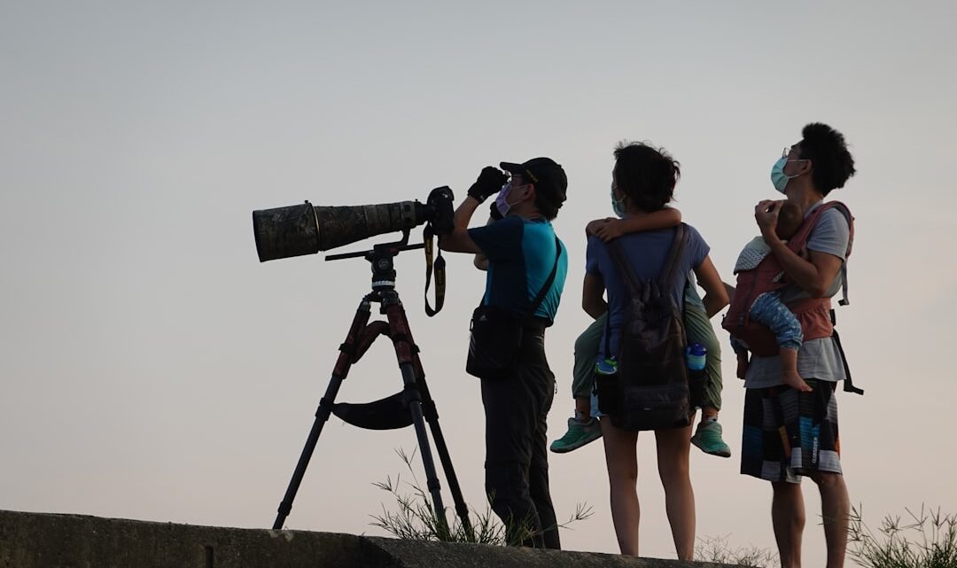 Jak zorganizować nocne obserwacje nieba dla grupy? Poradnik dla edukatorów i pasjonatów.