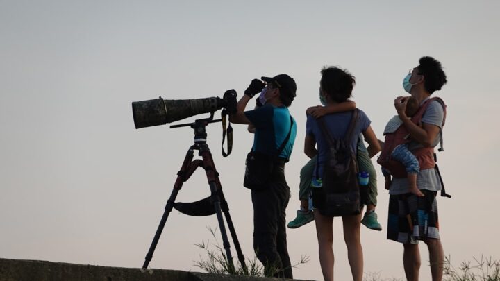 Jak zorganizować nocne obserwacje nieba dla grupy? Poradnik dla edukatorów i pasjonatów.