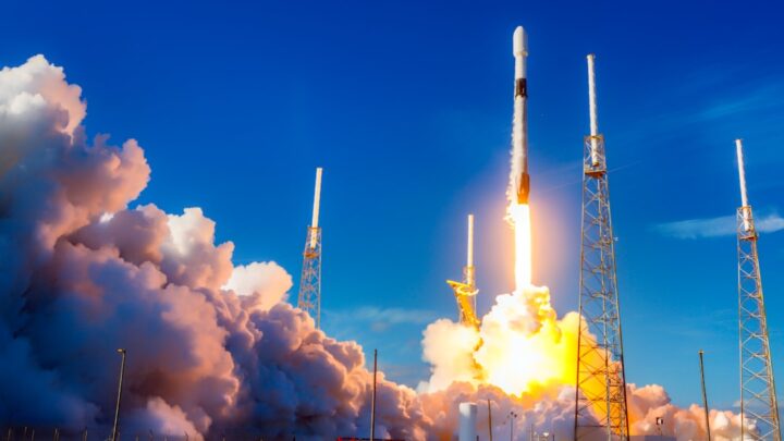 Jakie firmy prywatne dominują w wyścigu kosmicznym i co oferują?