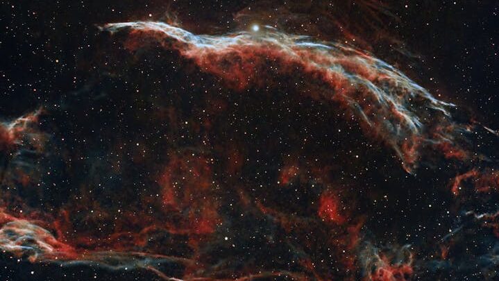 Jakie są główne etapy ewolucji gwiazd od narodzin do śmierci?