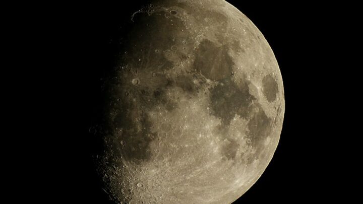 Jakie są główne teorie naukowe wyjaśniające powstanie Księżyca?