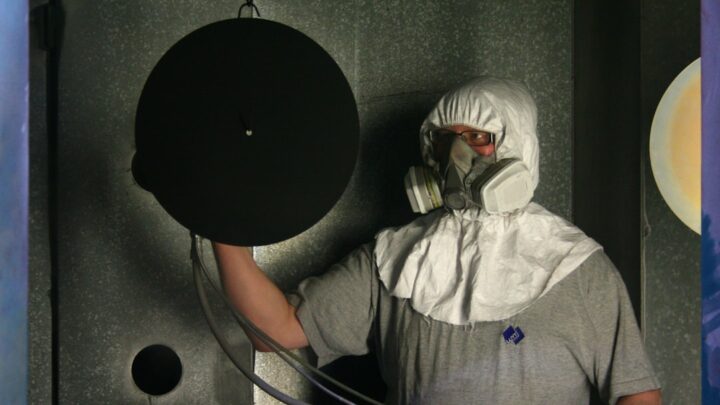 Jakie są główne zagrożenia związane z kosmicznym promieniowaniem dla ludzi i sprzętu? Poradnik dla podróżników kosmicznych.