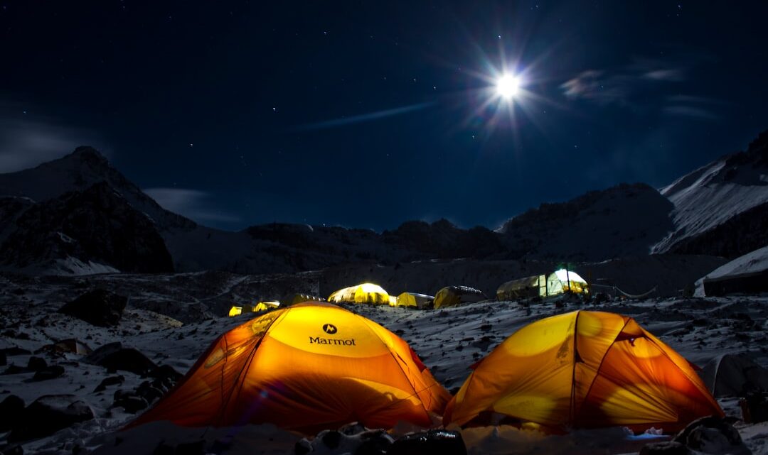 Jakie są największe wyzwania związane z budową i utrzymaniem stałych baz na Księżycu?