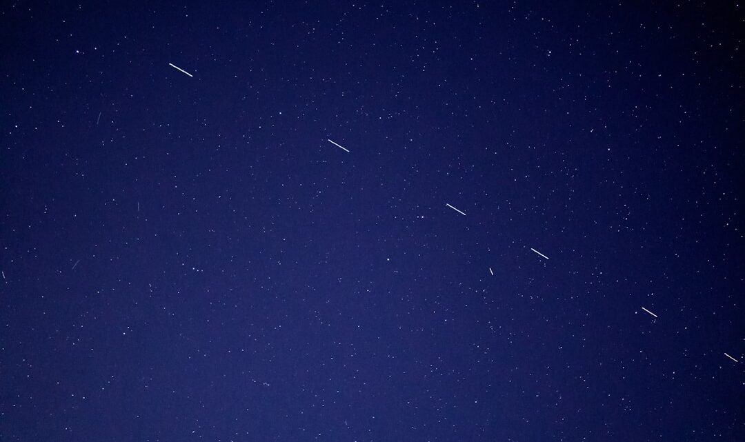 Najciekawsze zjawiska na nocnym niebie: Jak obserwować deszcze meteorów i przeloty satelitów?