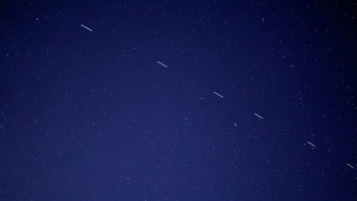 Najciekawsze zjawiska na nocnym niebie: Jak obserwować deszcze meteorów i przeloty satelitów?