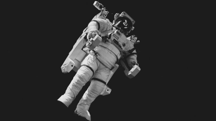 Jak astronauci utrzymują kontakt z rodziną i Ziemią? Systemy komunikacji i wsparcie psychologiczne w kosmosie.