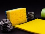 yellow sponge between two steel wools