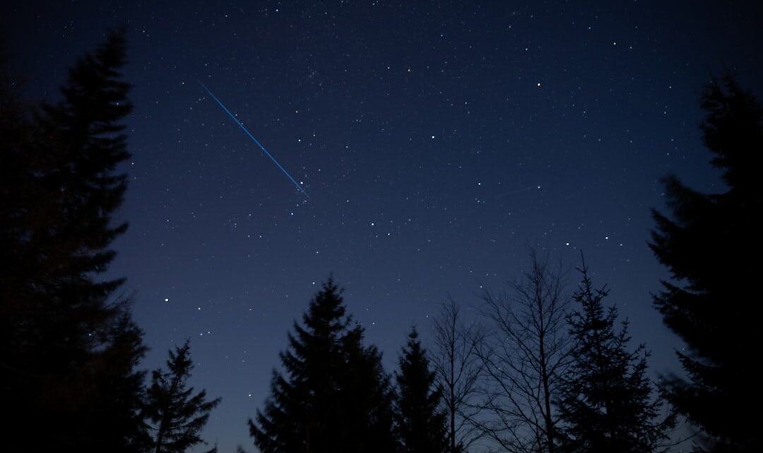 Jak działa kosmiczny internet satelitarny (Starlink, OneWeb) i czy zagraża astronomii naziemnej?