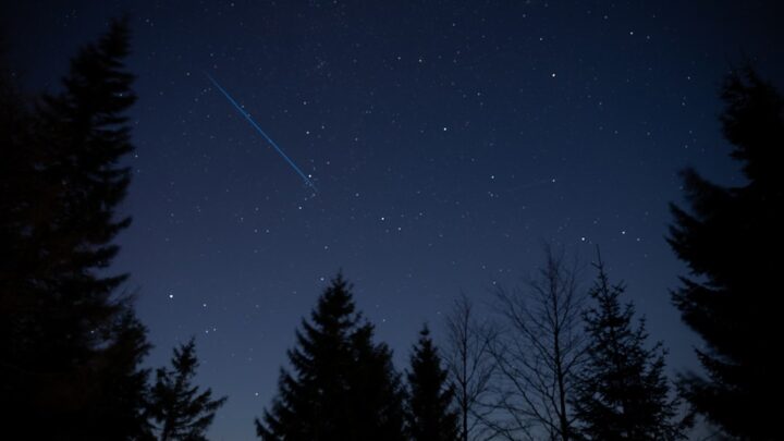 Jak działa kosmiczny internet satelitarny (Starlink, OneWeb) i czy zagraża astronomii naziemnej?