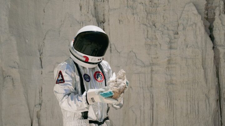 Jak kosmiczne jedzenie ewoluowało od pasty w tubce do liofilizowanych dań szefa kuchni? Historia i przyszłość diety astronautów.