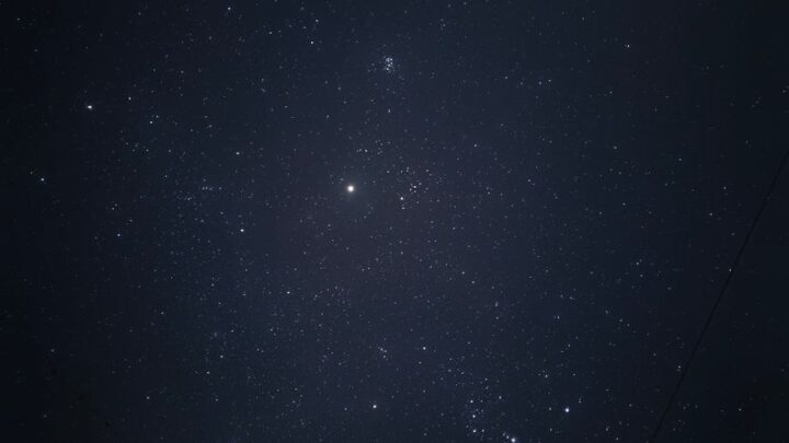 Jak stworzyć własne domowe planetarium? Projektory, aplikacje i DIY do odkrywania gwiazd w salonie.