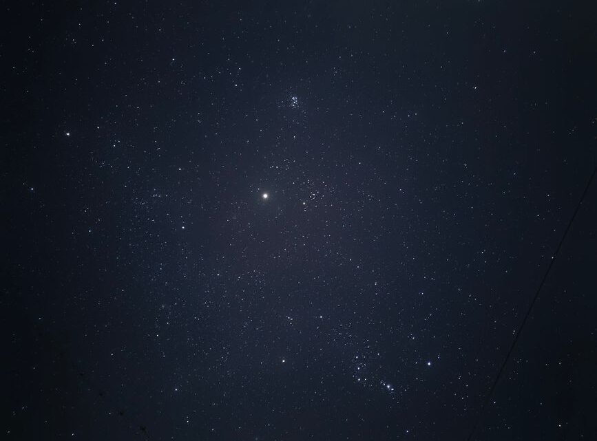 Jak stworzyć własne domowe planetarium? Projektory, aplikacje i DIY do odkrywania gwiazd w salonie.