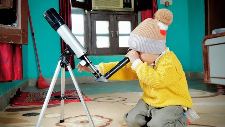 Jak wybrać pierwszą lunetę astronomiczną dla dziecka? Praktyczny poradnik rodzica.