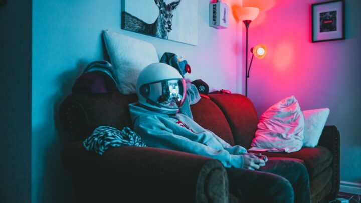 Jak brak naturalnych cykli dnia i nocy wpływa na sen i rytm dobowy astronautów? Strategie synchronizacji i zdrowego wypoczynku w kosmosie.