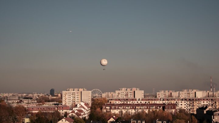 Jak przygotować się do oglądania zaćmienia Słońca w Polsce? Wskazówki dotyczące bezpieczeństwa i optymalnych miejsc do obserwacji.