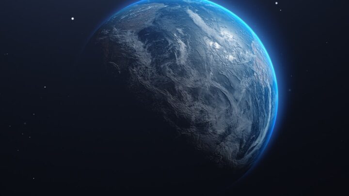 Jaką rolę odgrywają naturalne satelity w kształtowaniu krajobrazu planet skalistych?