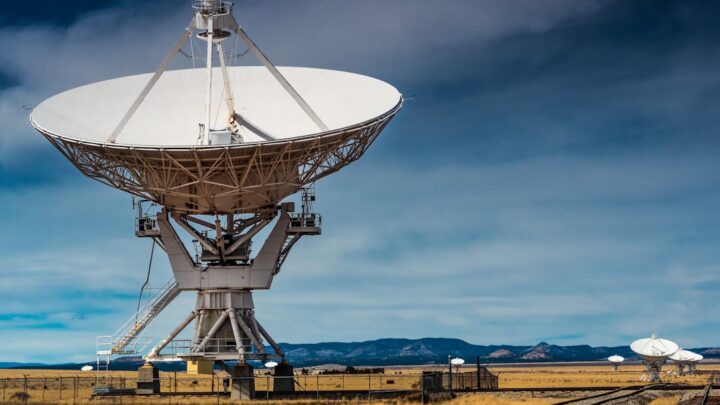 Jak satelity i sondy kosmiczne radzą sobie z ekstremalnymi temperaturami w przestrzeni? Tajemnice systemów termoregulacji.