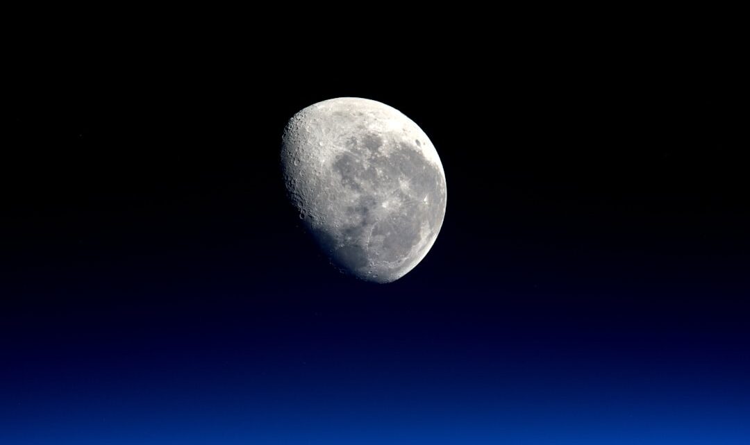 Jakie są plany i technologie budowy teleskopów na Księżycu i dlaczego są one przyszłością astronomii?