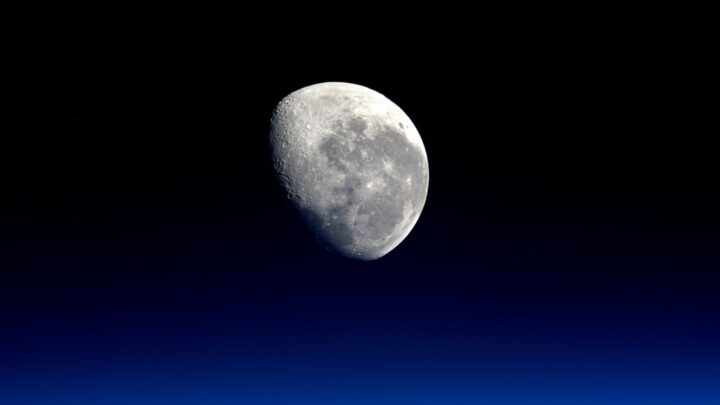 Jakie są plany i technologie budowy teleskopów na Księżycu i dlaczego są one przyszłością astronomii?