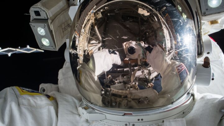 Jakie są protokoły komunikacji awaryjnej astronautów z Ziemią? Scenariusze i procedury dla bezpieczeństwa misji.