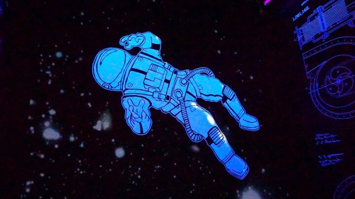 Ewolucja narzędzi i technik pracy astronautów poza statkiem kosmicznym: Od prostych kluczy po robotyczne ramiona do napraw orbitalnych.