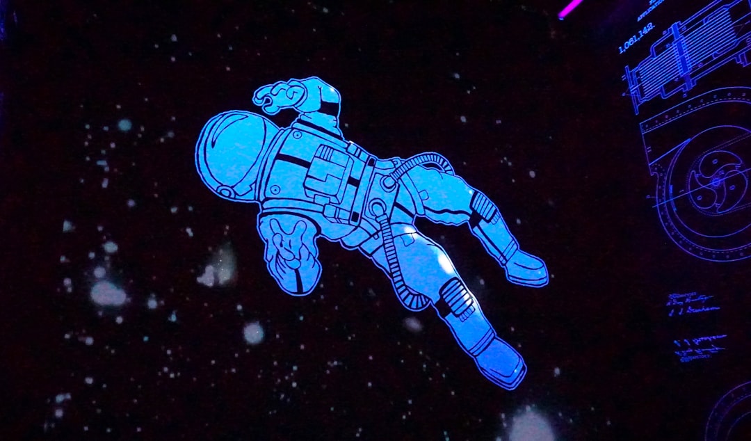 Ewolucja narzędzi i technik pracy astronautów poza statkiem kosmicznym: Od prostych kluczy po robotyczne ramiona do napraw orbitalnych.