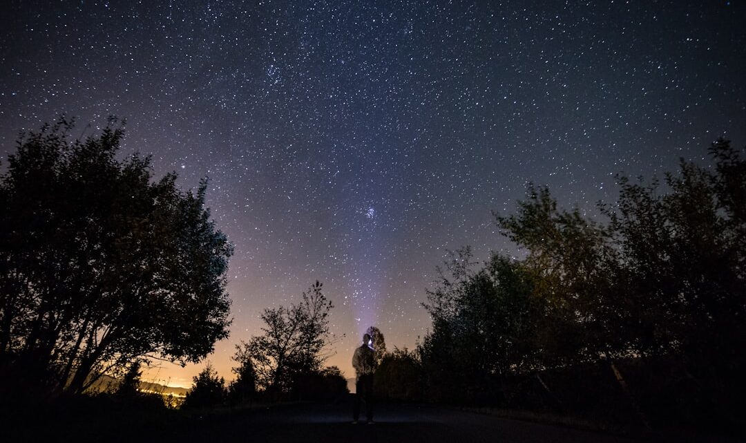 Najlepsze miejsca w Polsce do obserwacji nocnego nieba: poradnik dla miłośników astronomii szukających ciemnego nieba