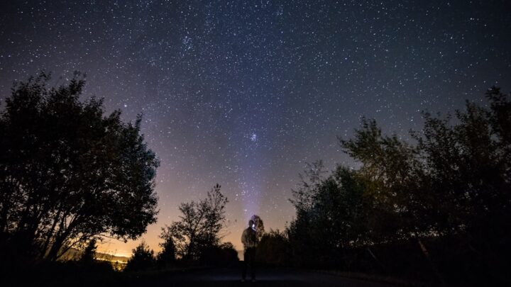 Najlepsze miejsca w Polsce do obserwacji nocnego nieba: poradnik dla miłośników astronomii szukających ciemnego nieba