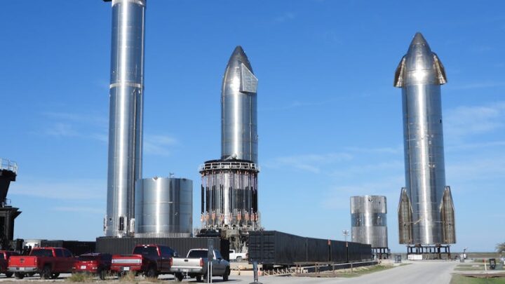 Wyzwania i przyszłość budowy rakiet kosmicznych nowej generacji (np. Starship, SLS).
