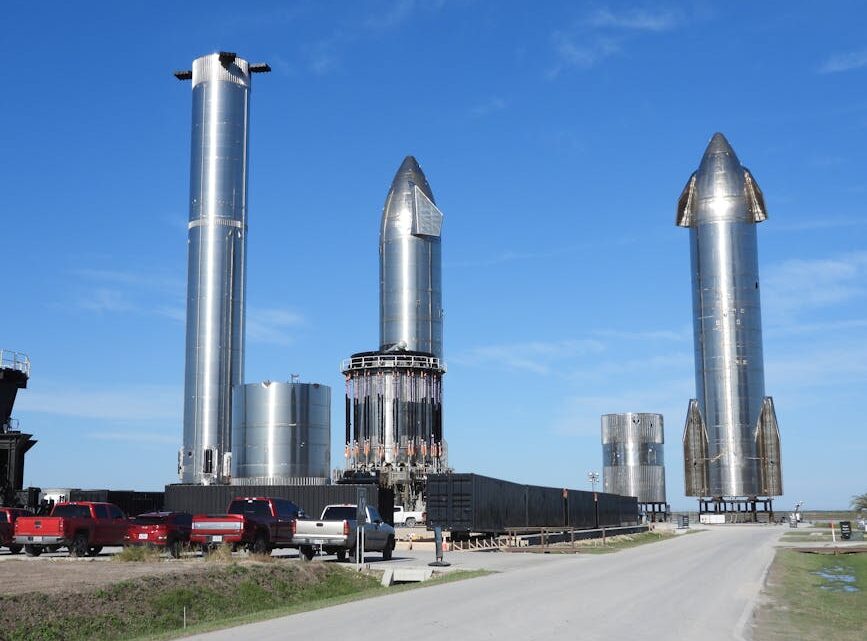 Wyzwania i przyszłość budowy rakiet kosmicznych nowej generacji (np. Starship, SLS).