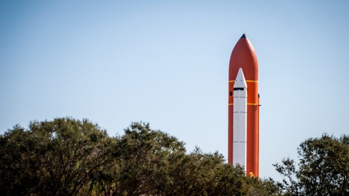 Jak inżynierowie projektują kapsuły kosmiczne do bezpiecznego powrotu astronautów na Ziemię? Wyzwania materiałowe i aerodynamiczne.