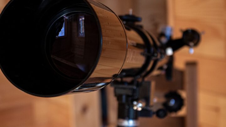Jak amatorsko badać widma gwiazd i planet za pomocą prostego spektroskopu? Przewodnik dla początkujących astrofizyków-amatorów.