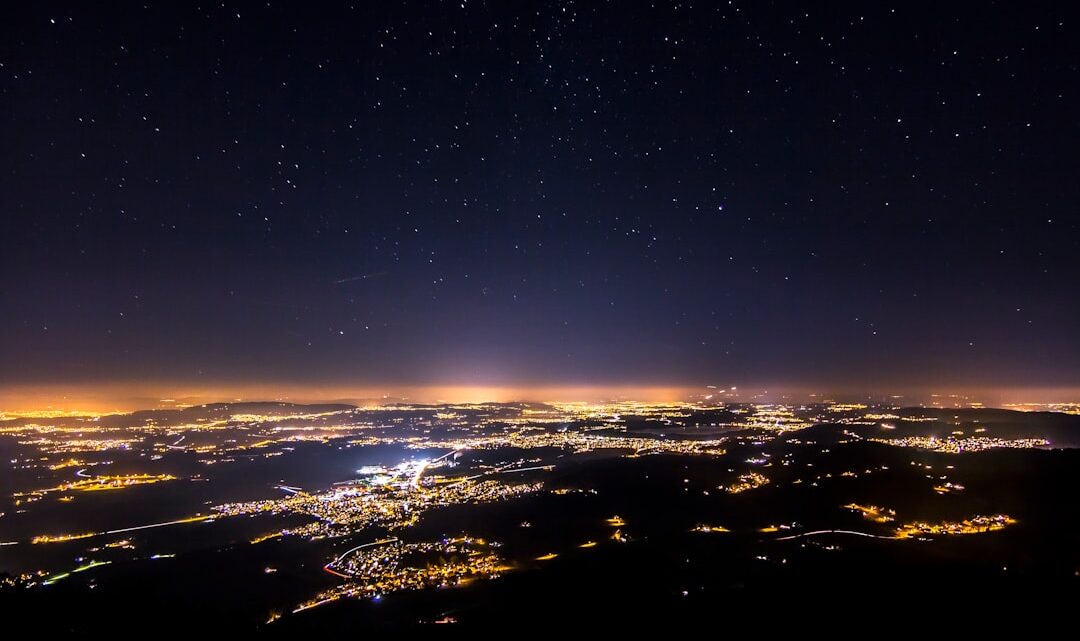 Jak satelity badają niewidzialne zanieczyszczenia świetlne miast i jaki mają wpływ na astronomię?