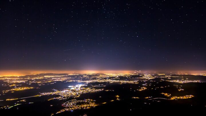Jak satelity badają niewidzialne zanieczyszczenia świetlne miast i jaki mają wpływ na astronomię?