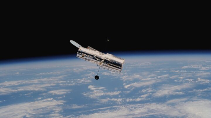 Kosmiczne centra danych: Jak satelity i stacje orbitalne mogą hostować przyszłe serwery i chronić dane na Ziemi?